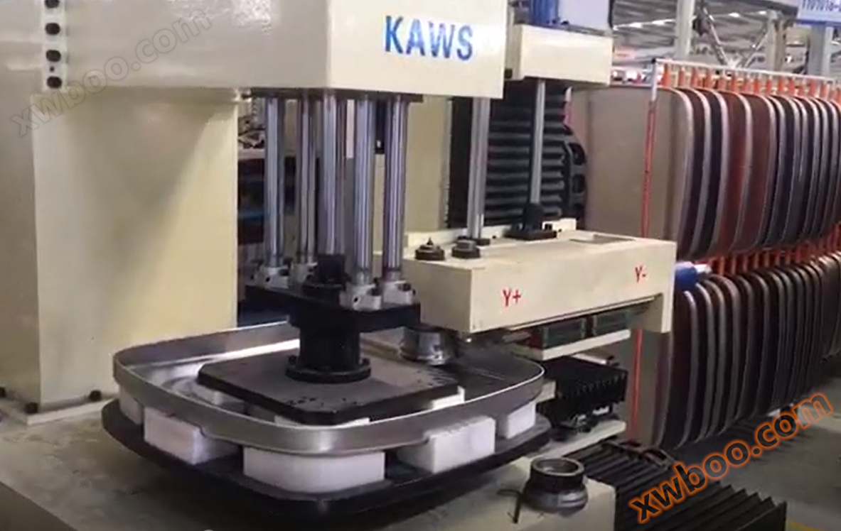 Oil tank head lifting machine